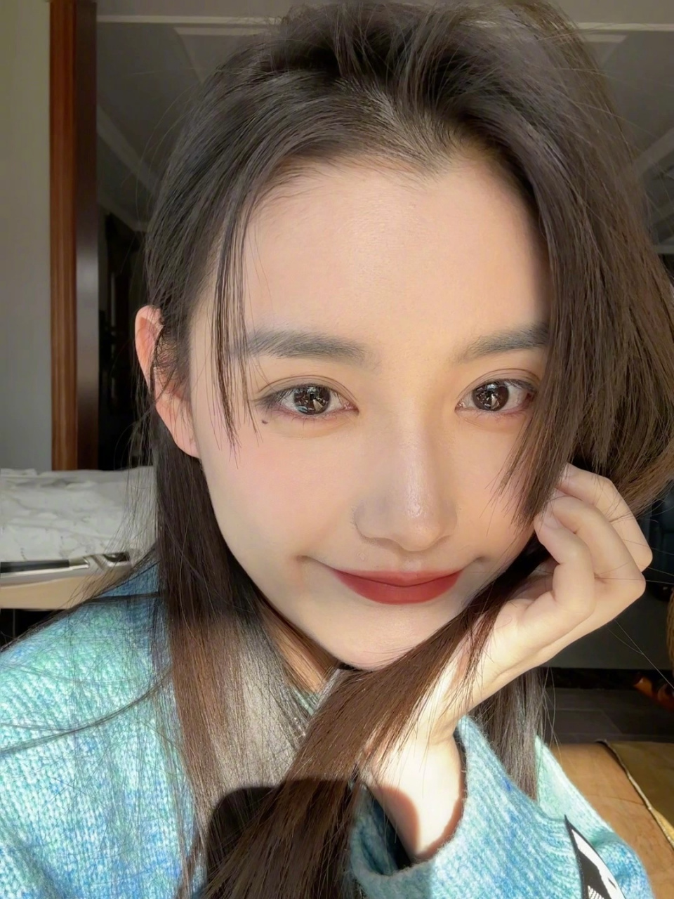 蒋依依这两张图倒是看出了一点混血感,五官很精致,长相明媚大气