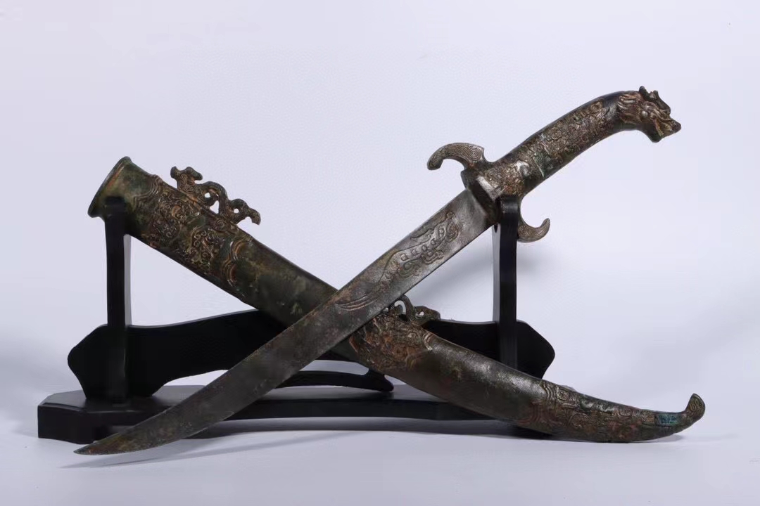 战国_青铜兽头将军弯刀