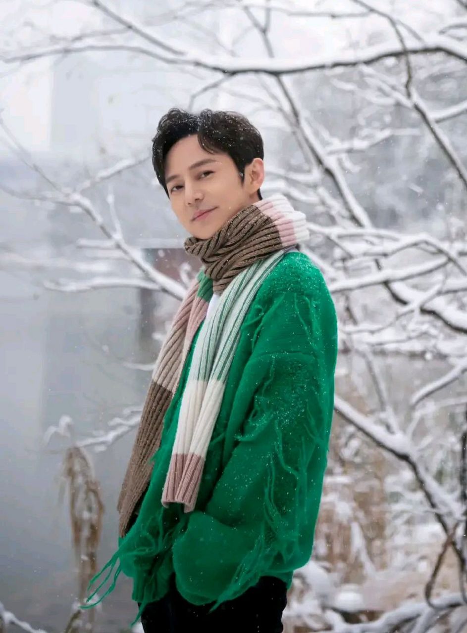 何炅雪天自拍,绿色毛衣穿出时尚感,搭配长围巾太保暖,你再不老我们就
