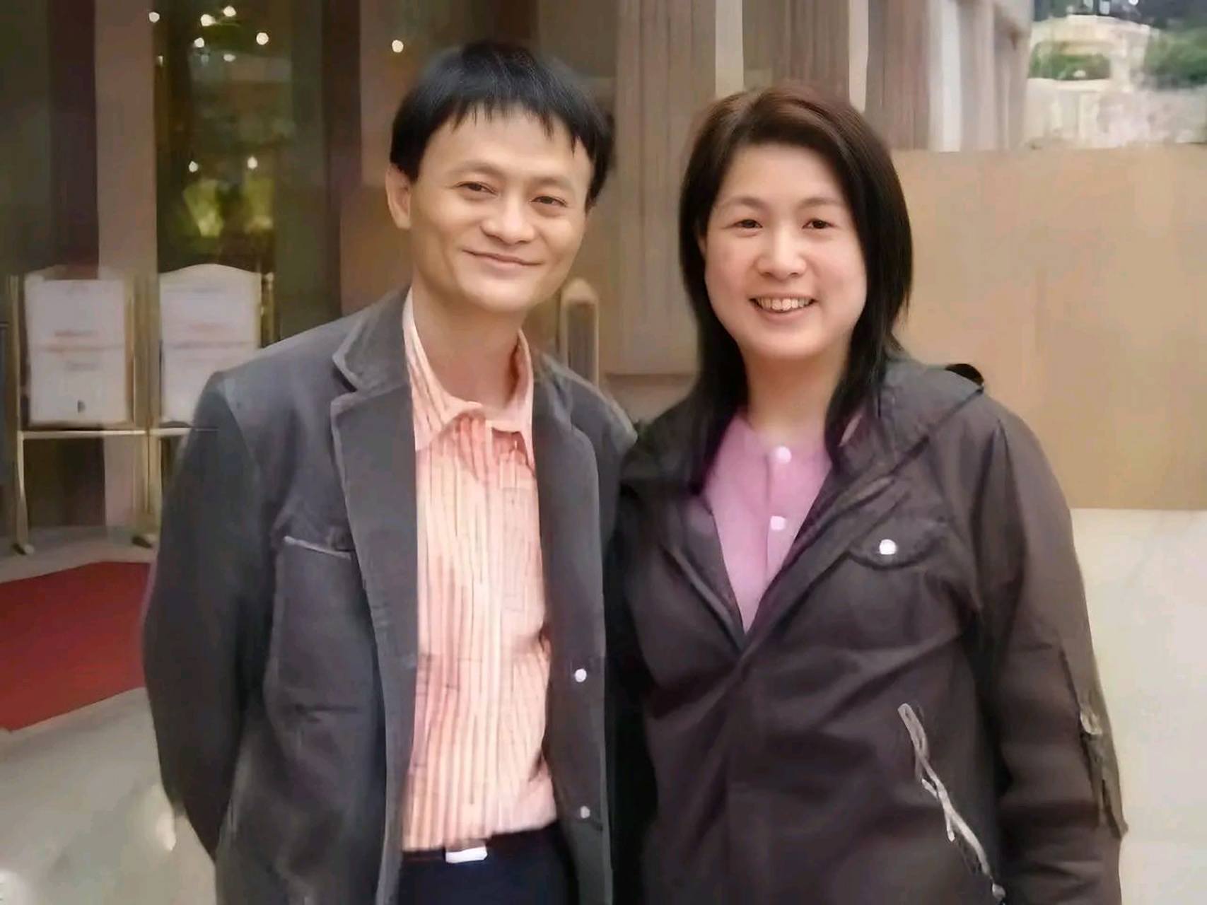 这是一张,马云夫妇的合影,从照片中可以看出,马云夫妇选择了简约而