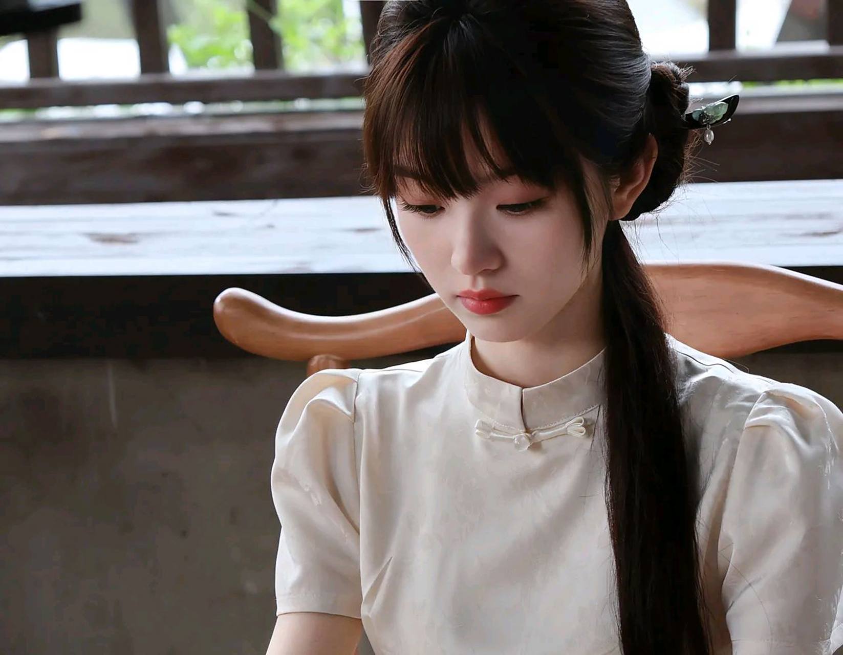 田曦薇素色旗袍簪发造型优雅美丽#娱乐大赏# #甜系女孩# #惊艳瞬间