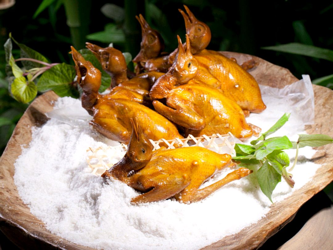 盐焗乳鸽粗盐焗法,古法制作,传承技术