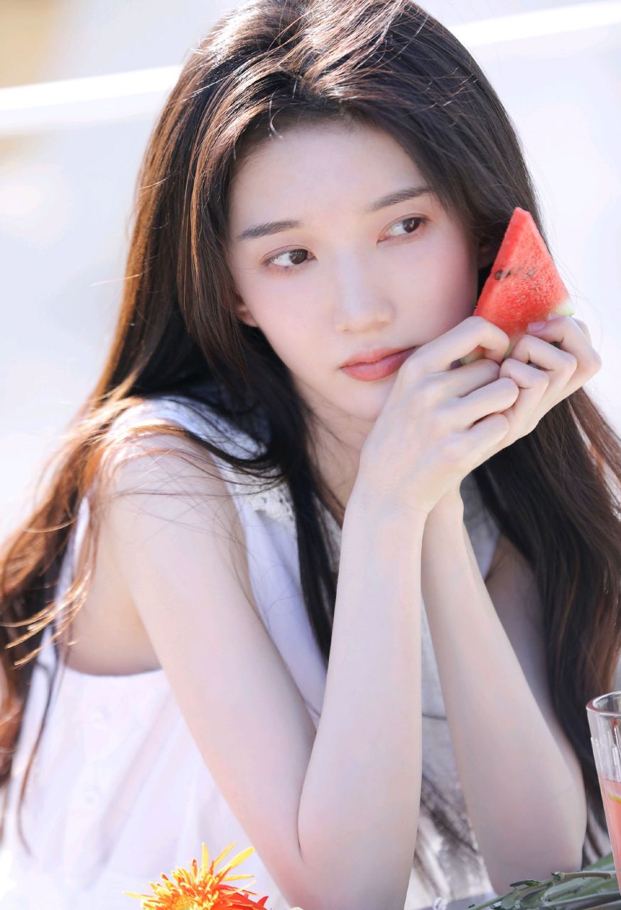 美女演员彭雅琦夏日清新写真