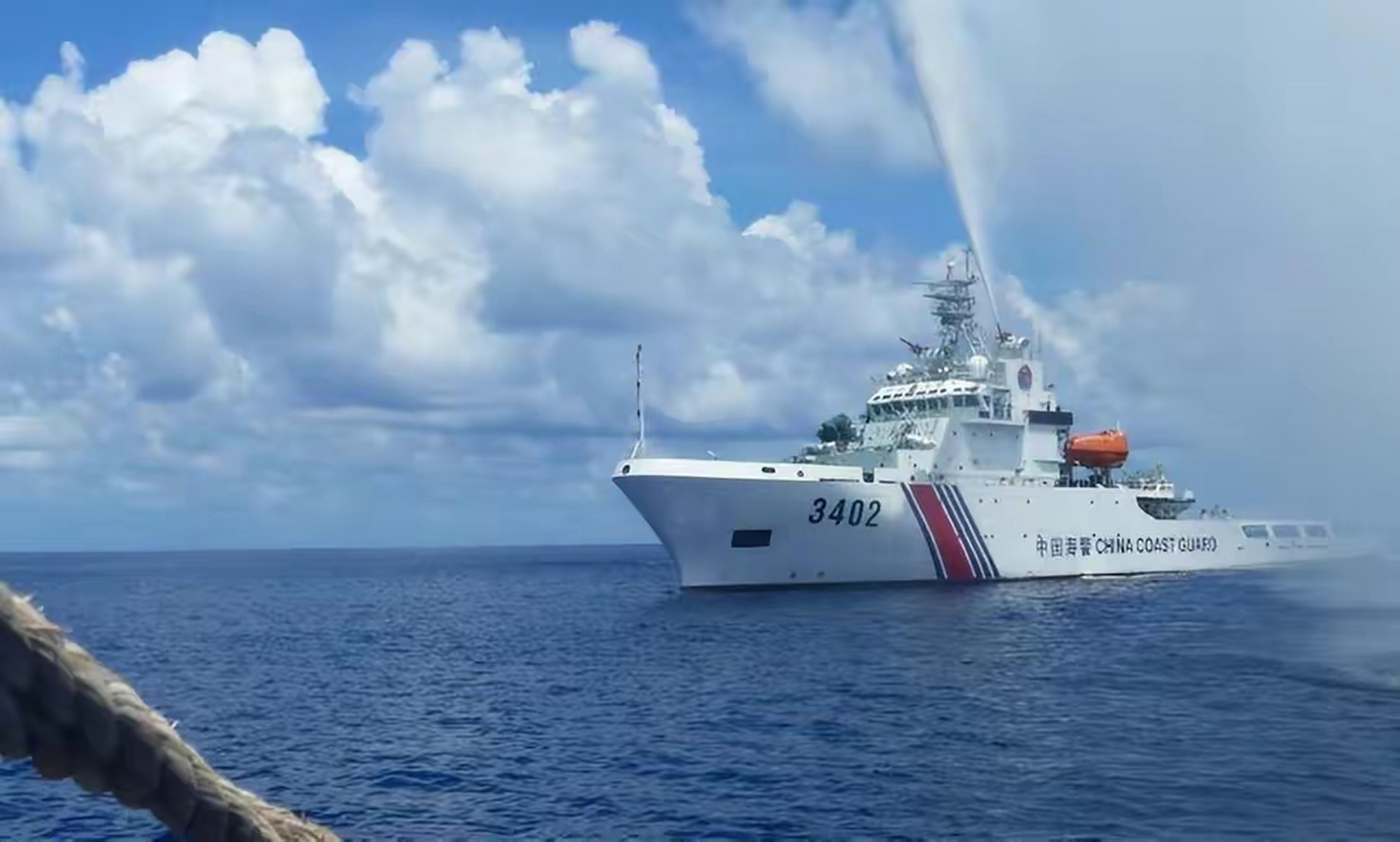 据报道,8月5日,中国海警5201舰对菲"尤娜扎·五月"2号游艇进行警示性