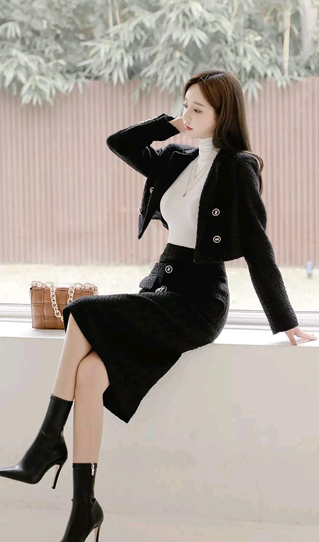 优雅女神孙允珠:气质高冷俊俏西装裙,休闲又有点小正式