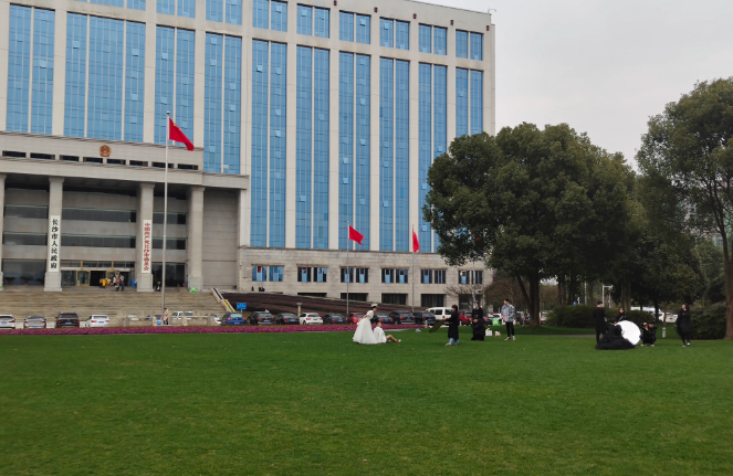 长沙市委办公楼前花园,成为新人婚纱照拍摄取景地