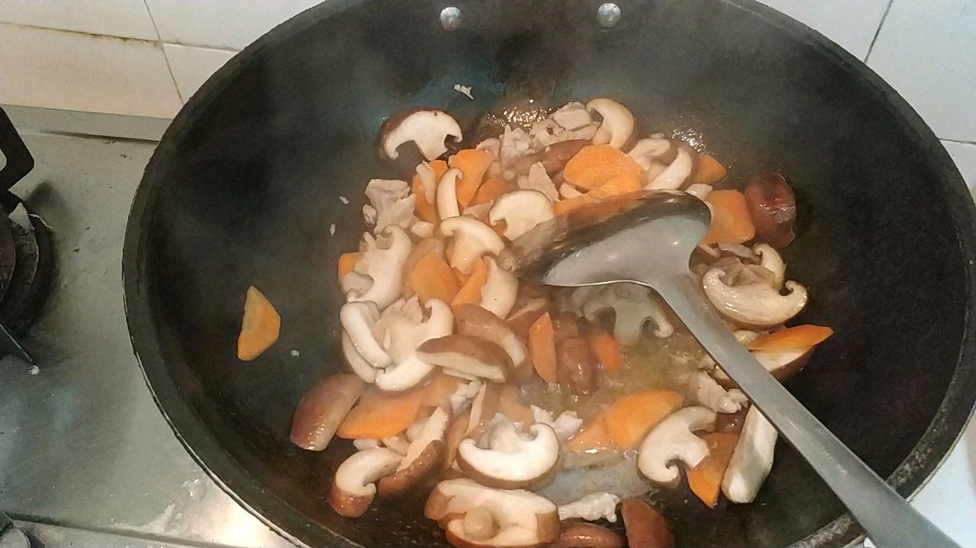 看看怎么做的家常菜香菇炒肉非常好吃不信来看看炒菜过程吧