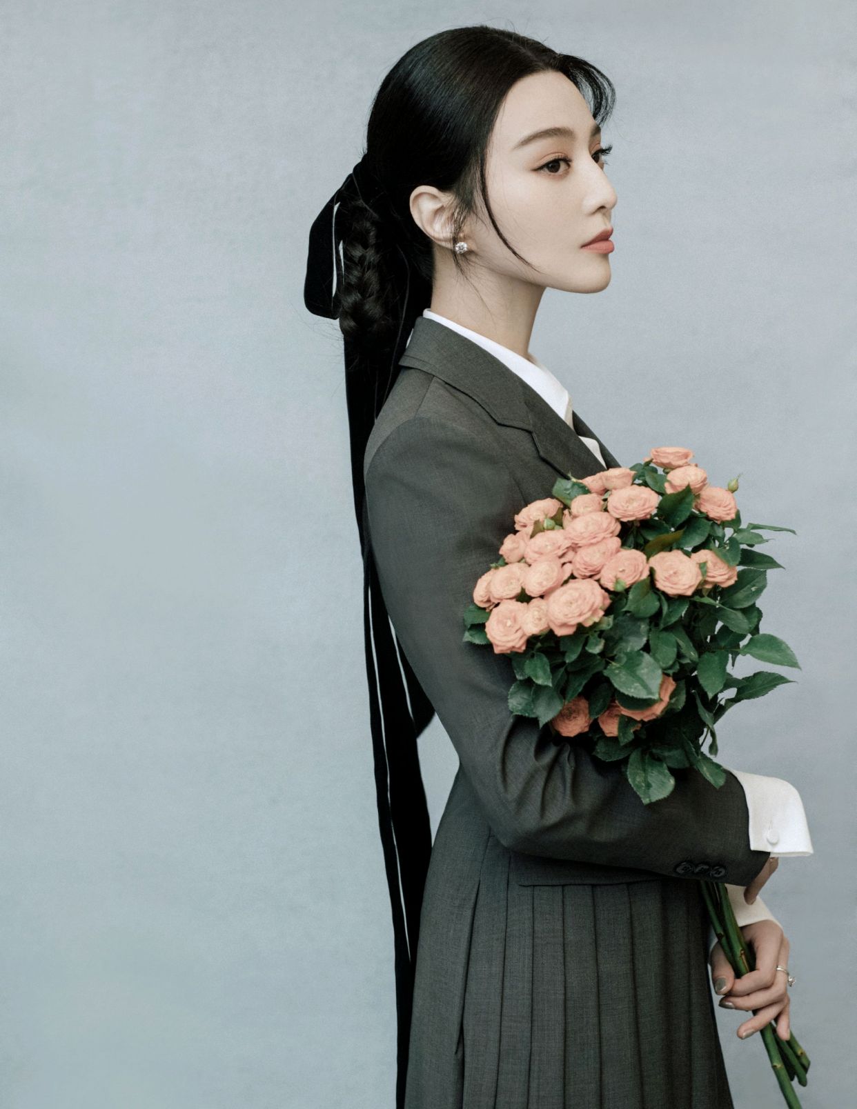 范冰冰出席艺术展,剪裁西装裙搭配马尾,典雅别致,复古大气