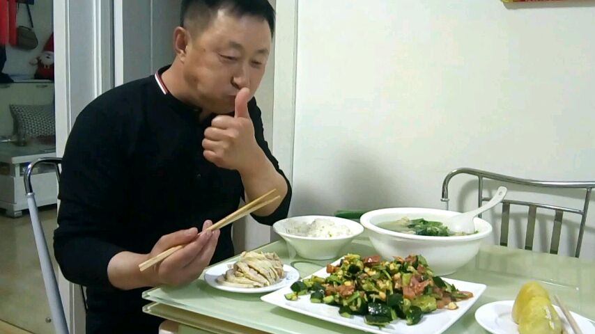 猪头肉拌黄瓜,二哥听取朋友建议加辣椒和醋,真香,二嫂不减肥了