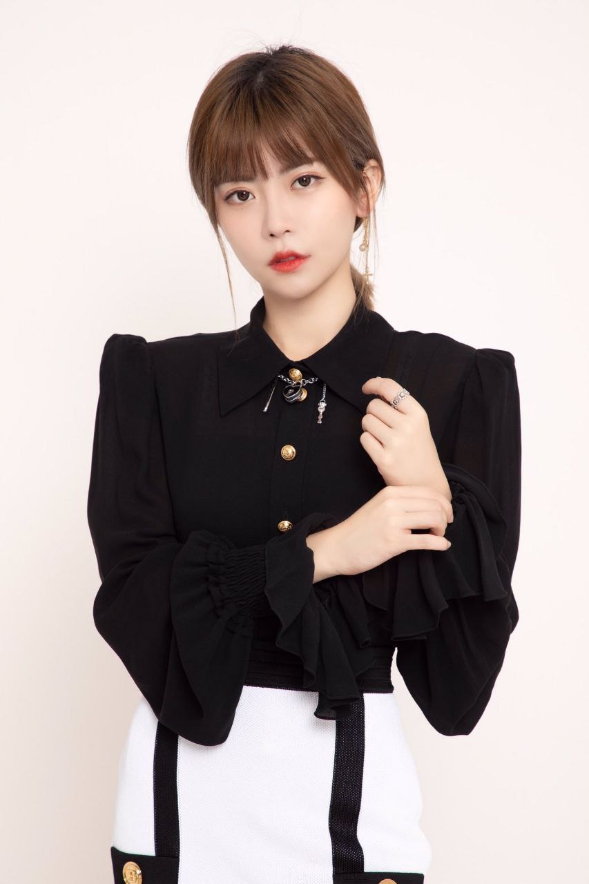 周淑怡这身衣服好看,配上丝袜身材很修长.