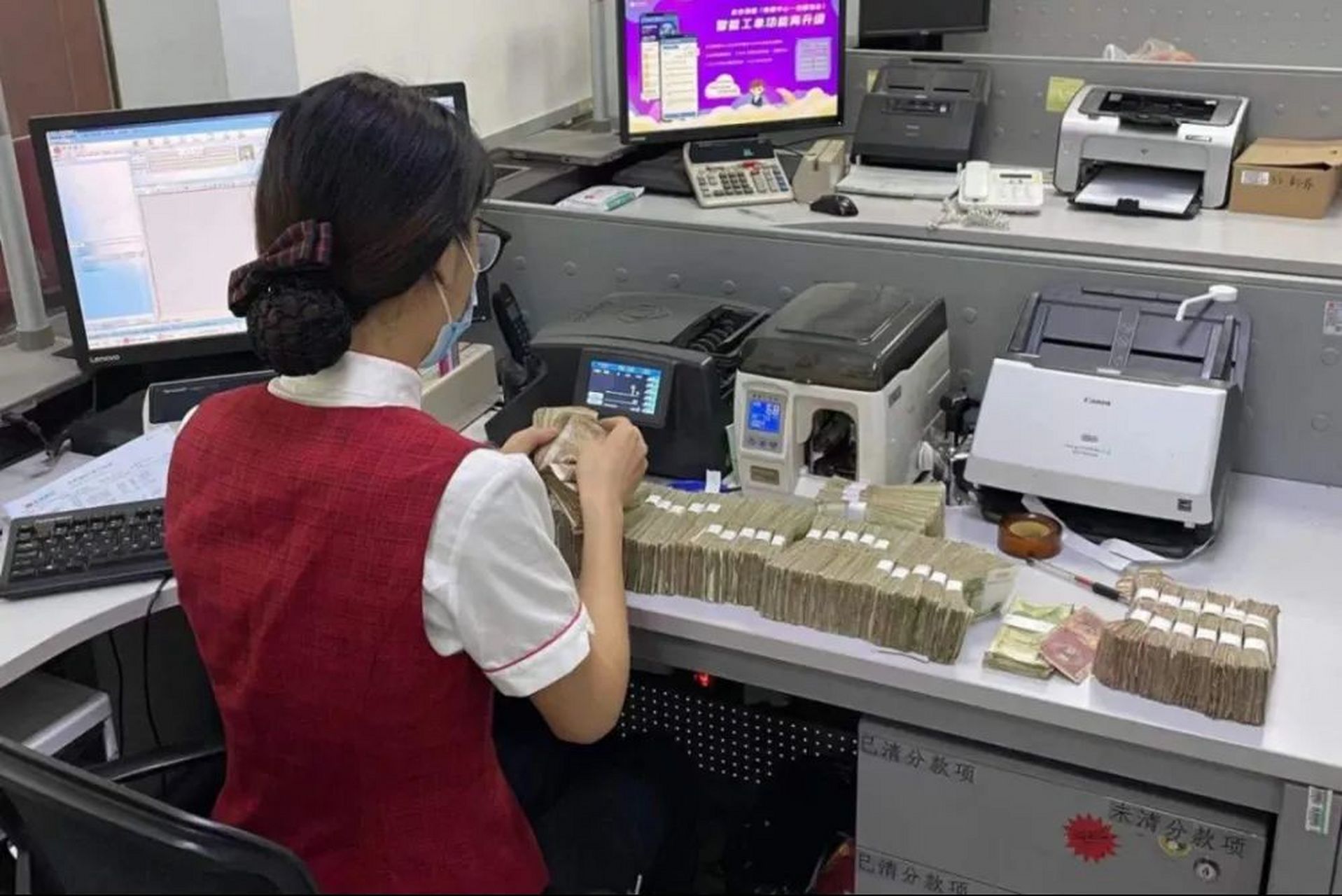 一男子将400万存款存入银行,存钱时一切正常,但当男子一年后到期取钱