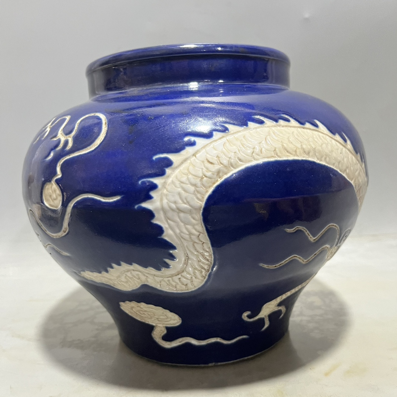 内府,霁蓝釉,雕刻白龙罐一对