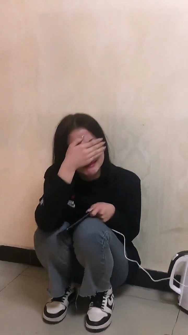 网友:表妹失恋了,哭得很伤心,该怎么安慰她呢?