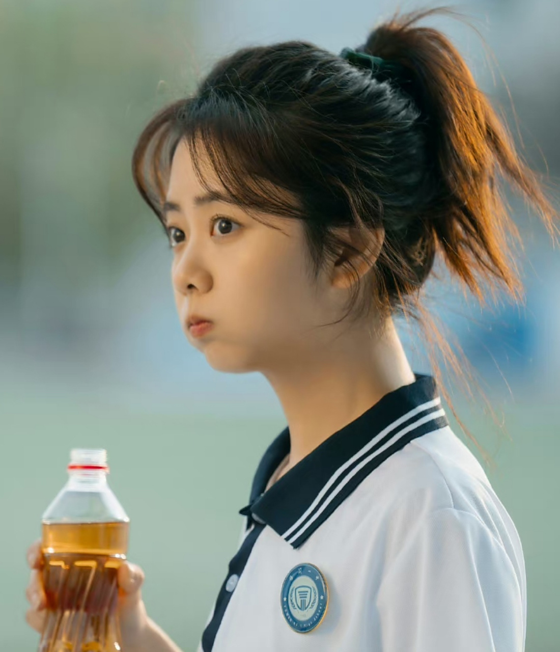 谭松韵分享新戏剧照,她三十多岁还能把校服穿出青春感,这张娃娃脸太