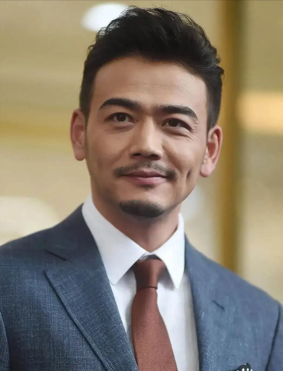 杨烁隐藏老婆曝光,气质完全不输刘涛,难怪要金屋藏娇13年  杨烁如今