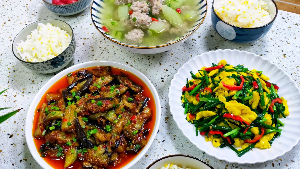 一家三口晚餐简单做,两菜一汤营养又美味,成本不足25元