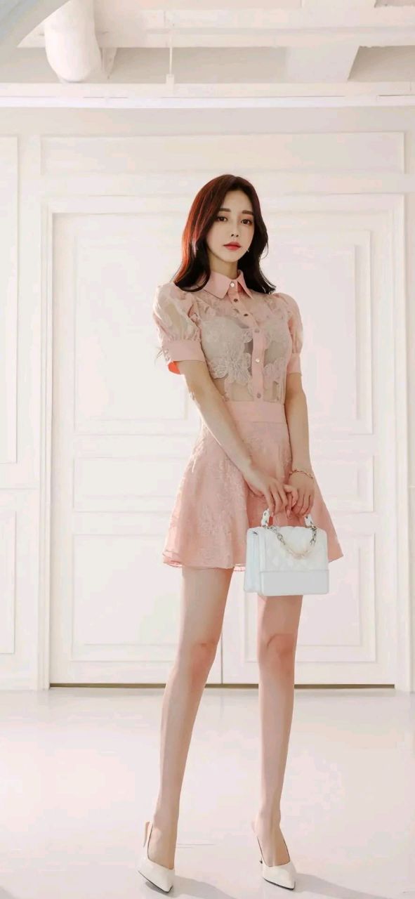 孙允珠这套肉色粉裙,采用半透明蕾丝设计,搭配衬衣领,清爽彰显身材.