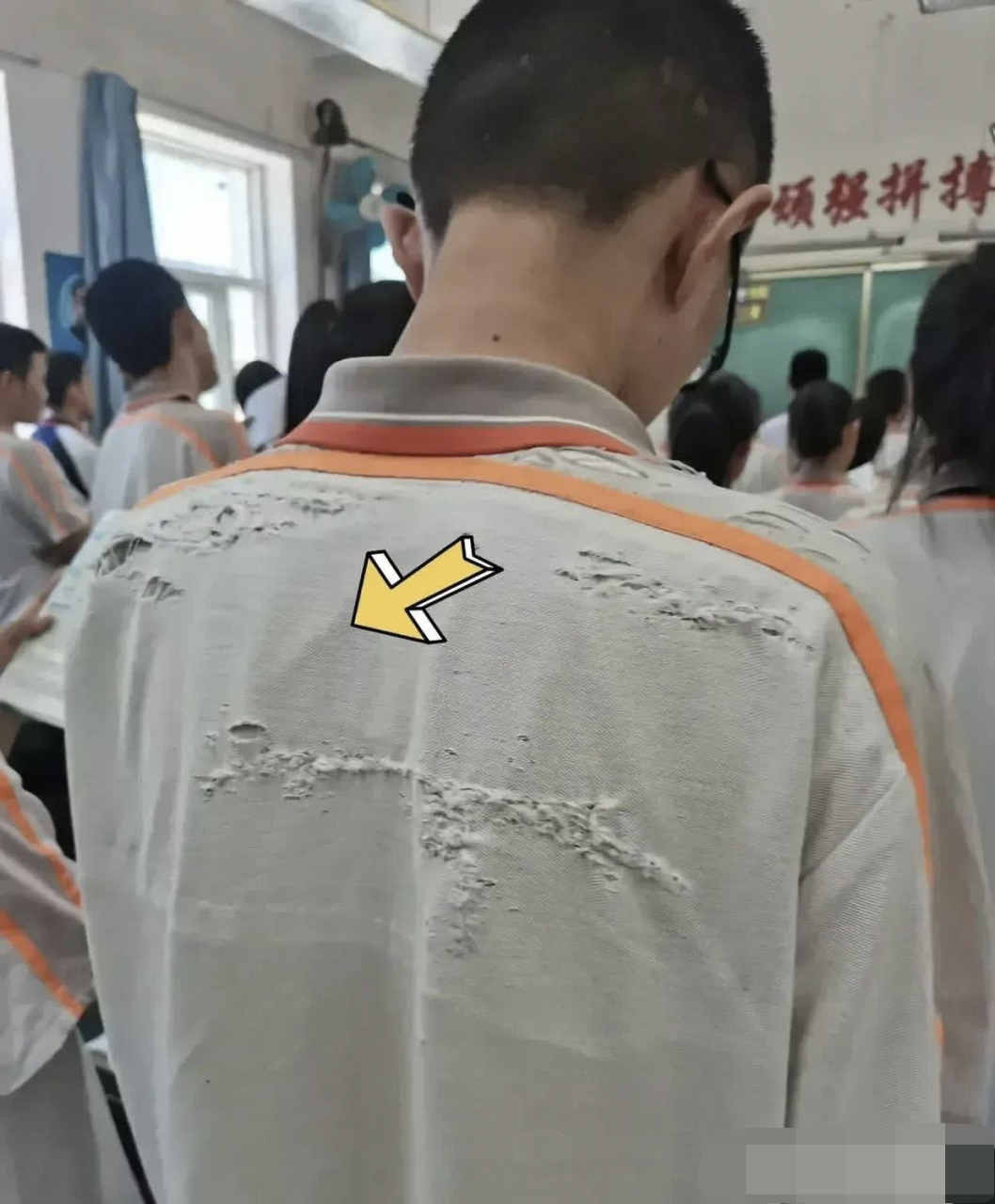 校服出汗图片