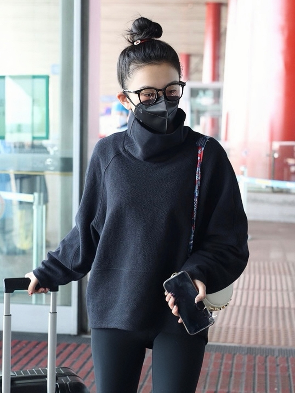 这是宋轶吧?穿着紧身瑜伽裤出行,很尴尬啊.