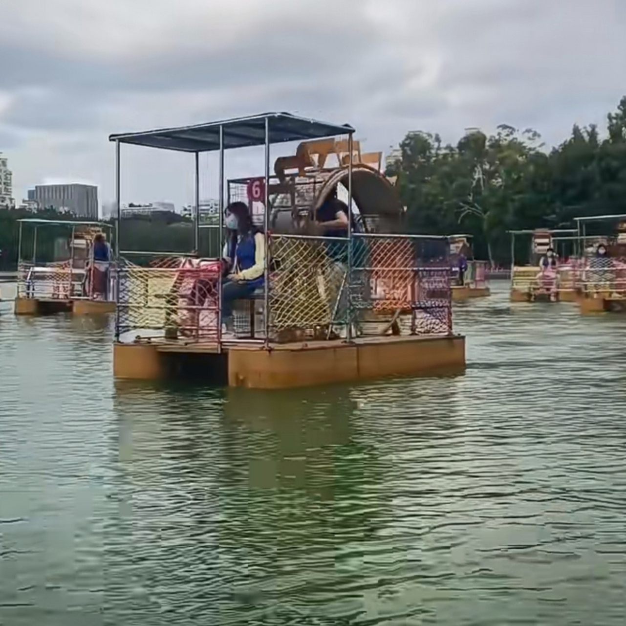 福州西湖公园的双人网红风车船还挺有意思,又能玩又能锻炼,可以说一举