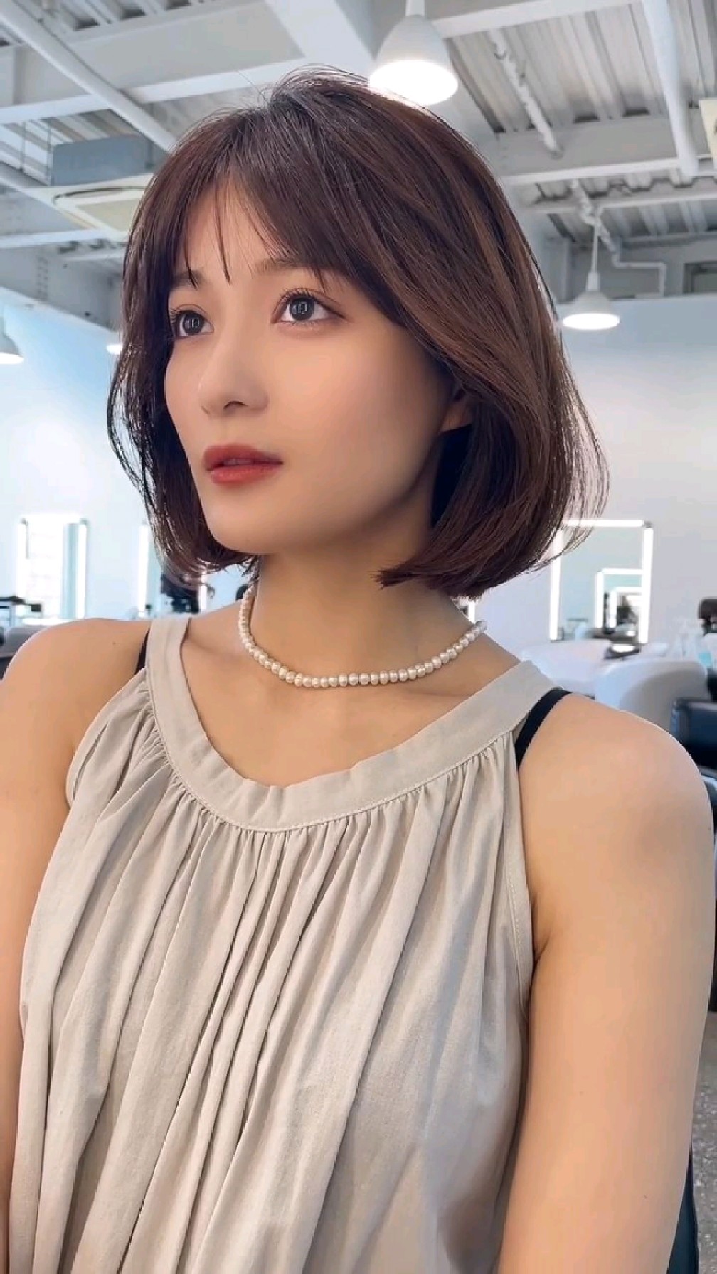 端庄大气的齐脸短发搭配巧克力色的发色清新时尚又减龄