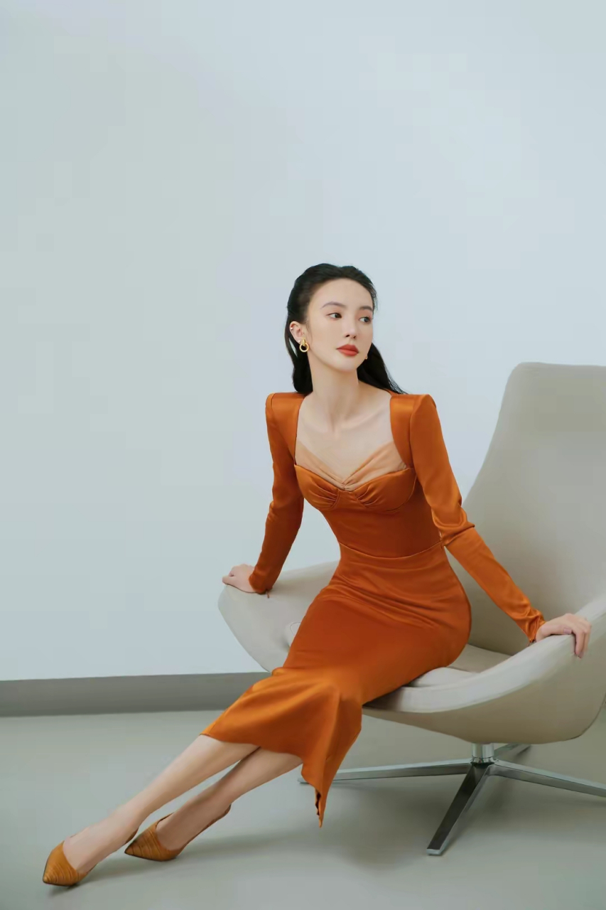 金晨穿橘橙色长裙出镜,端庄大气,清新靓丽,整个人看起来非常清新靓丽.