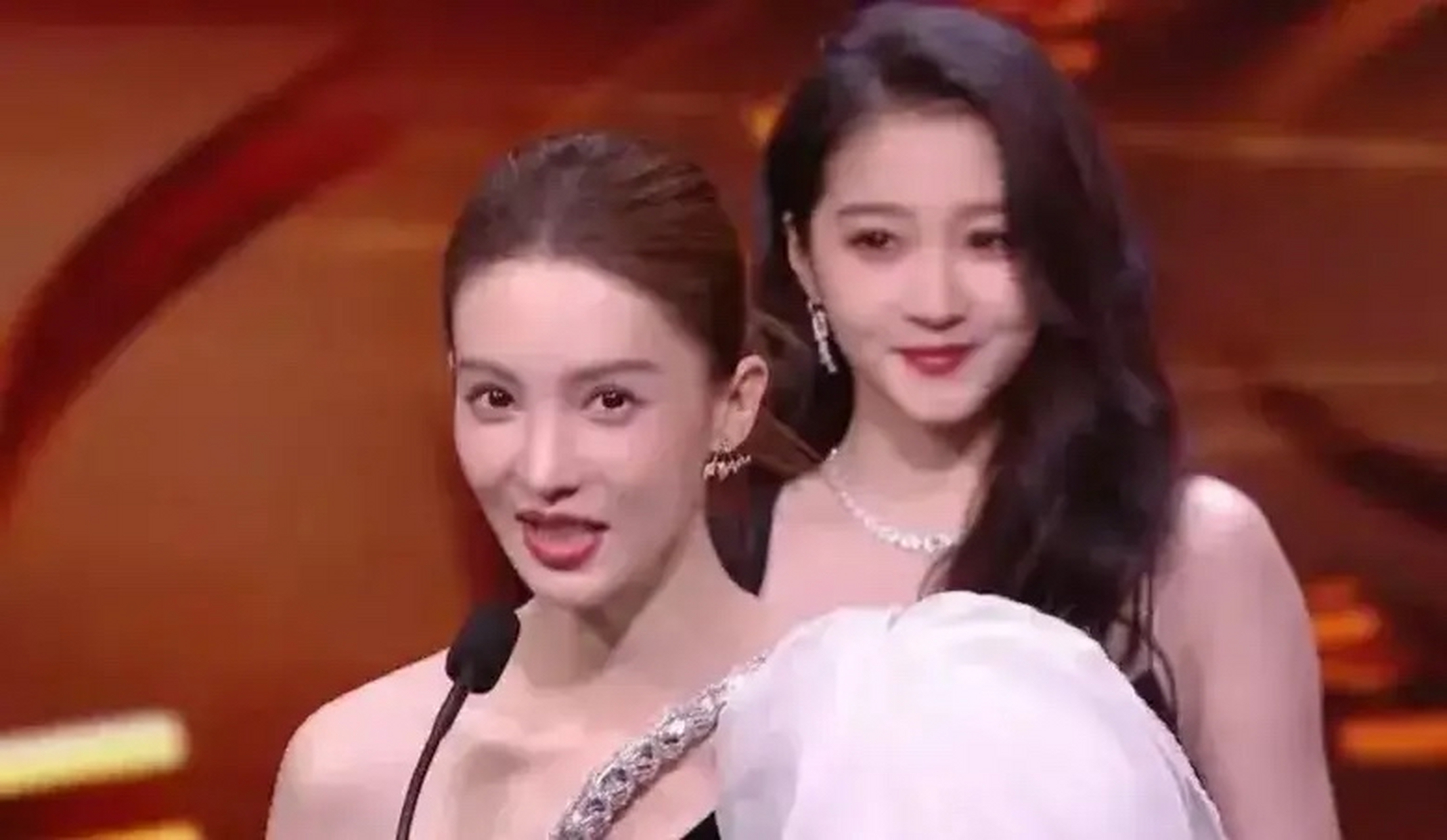 女看看金晨和关晓彤!#暖冬好物大赏