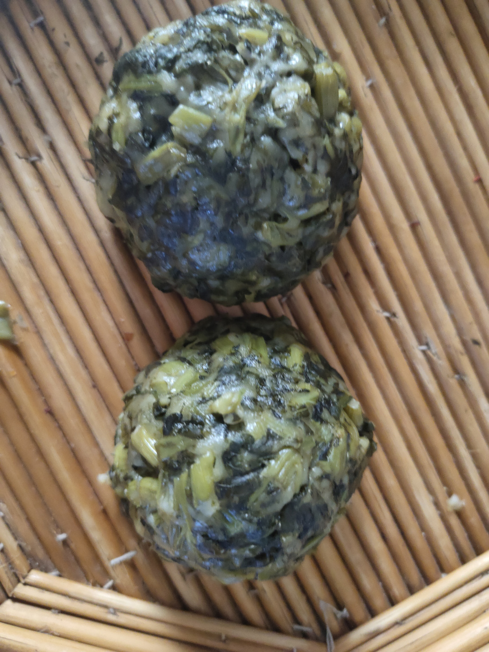 空心菜窝窝头的做法: 1.空心菜300克左右洗干净,晾干备用; 2.