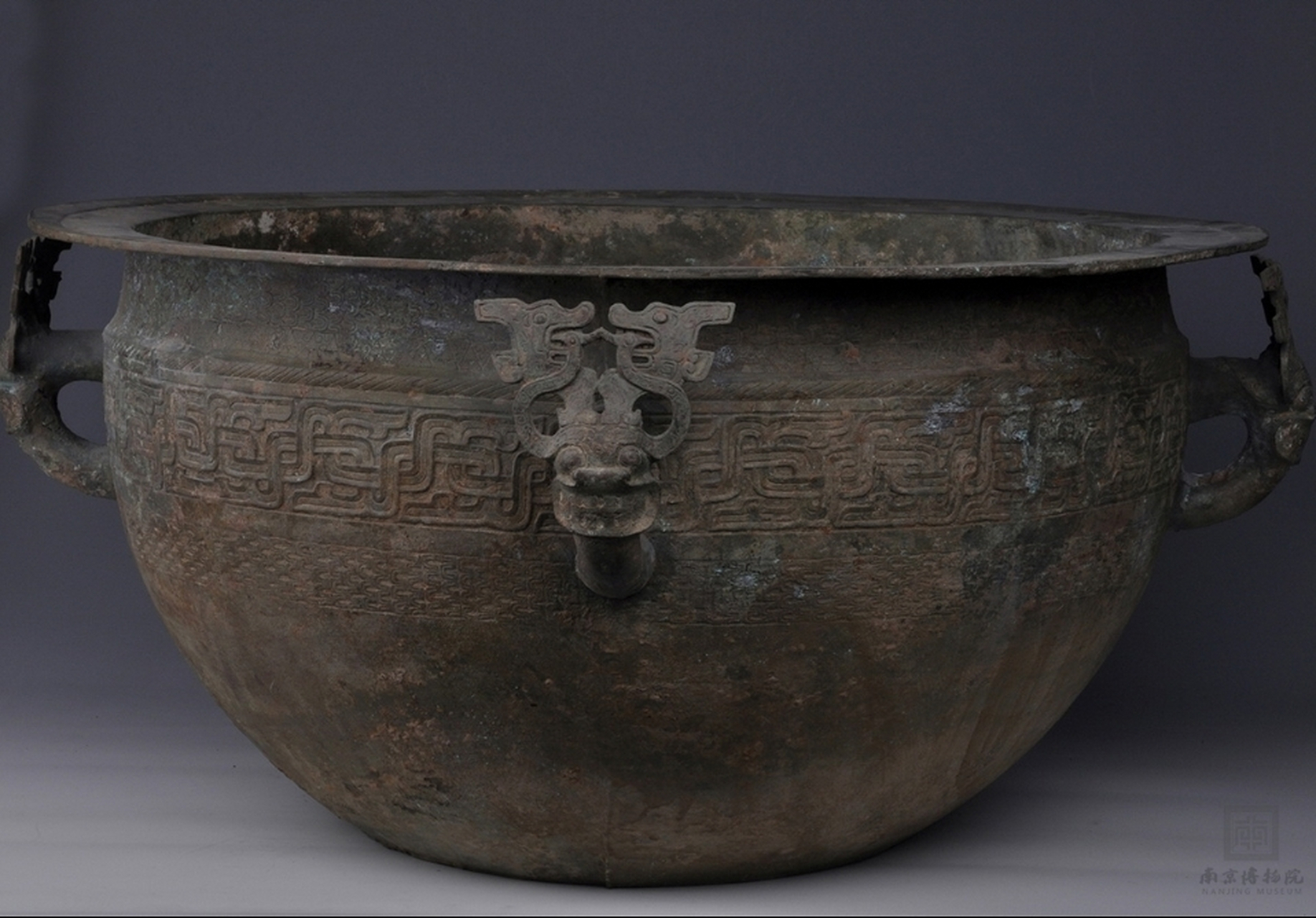 【如果国宝会说话】 春秋蟠pán虺huǐ纹铜鑑jiàn 蟠虺,青铜器纹饰之