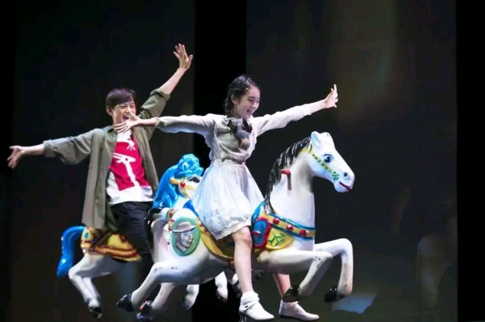 众星李嘉明扮老太太,集市里跳舞引围观拍照,没站稳险些摔跤.