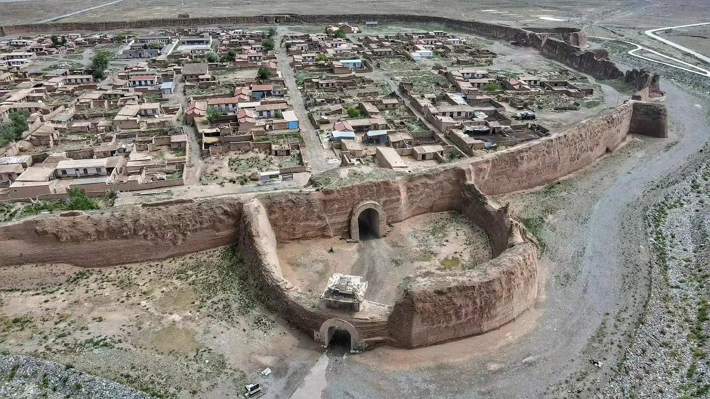 这是一座坐落在甘肃省景泰县的西北孤城,它是连接长城和兰州的要塞