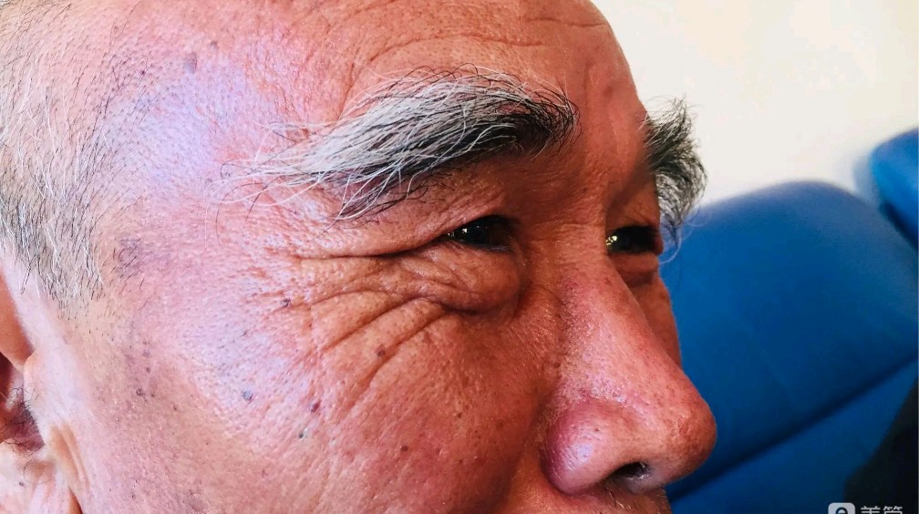 在中国传统文化中,有一种说法叫做"长寿眉",认为眉毛长的人更容易