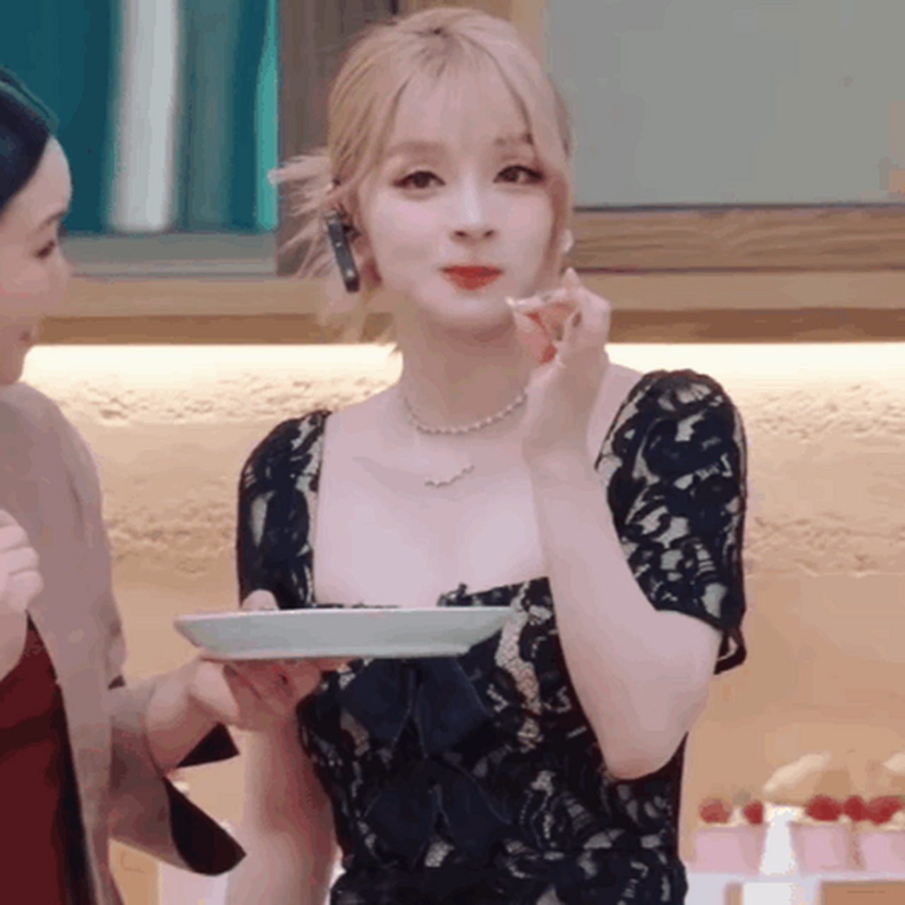 美依礼芽第一次吃折耳根的样子!