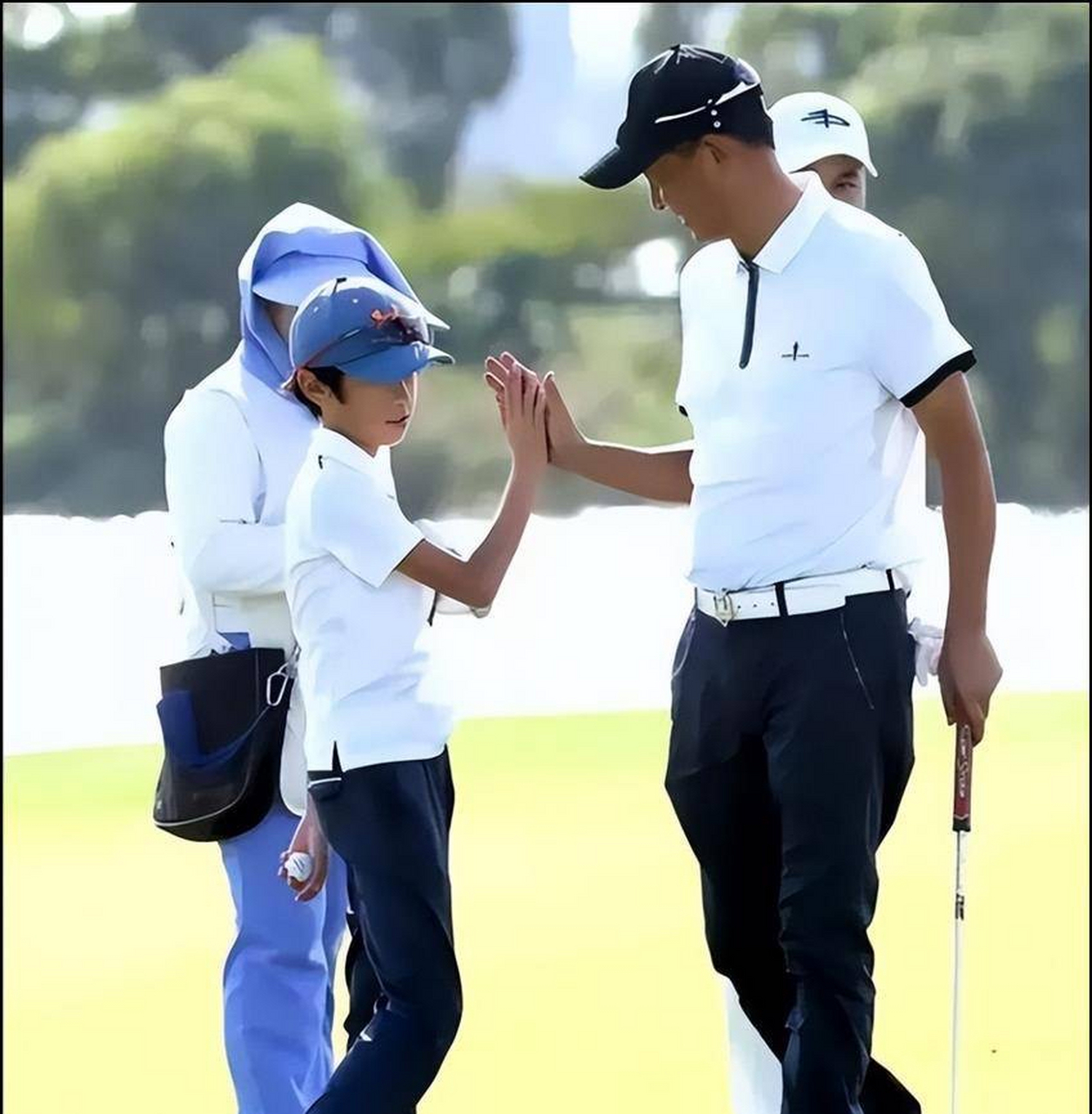 王志文难得全家出游!56岁,"罕见和儿子同框,15岁的儿子很阳光