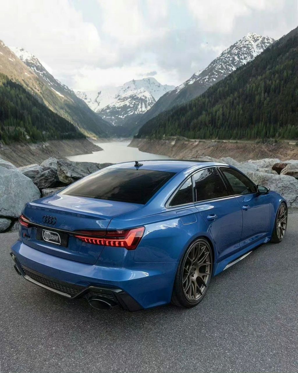 这就是那个很快的奥迪rs6吧 名字叫rs6 sedan 三箱版的 零百仅需2.