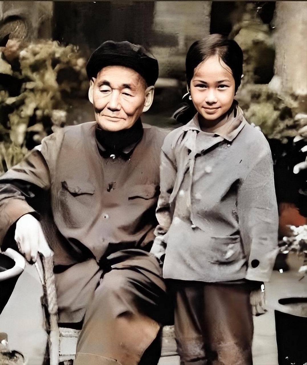 【蒋雯丽】童年照,从小就是个美人坯子.