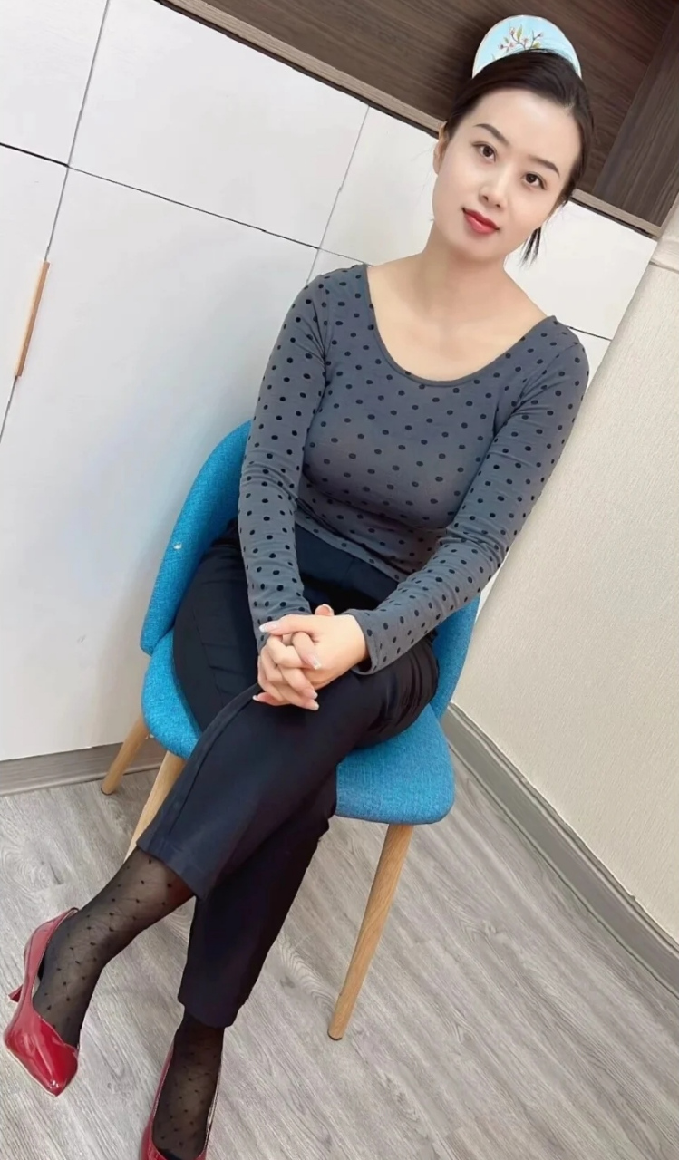 轻熟女穿搭: 红色高跟鞋, 优雅迷人