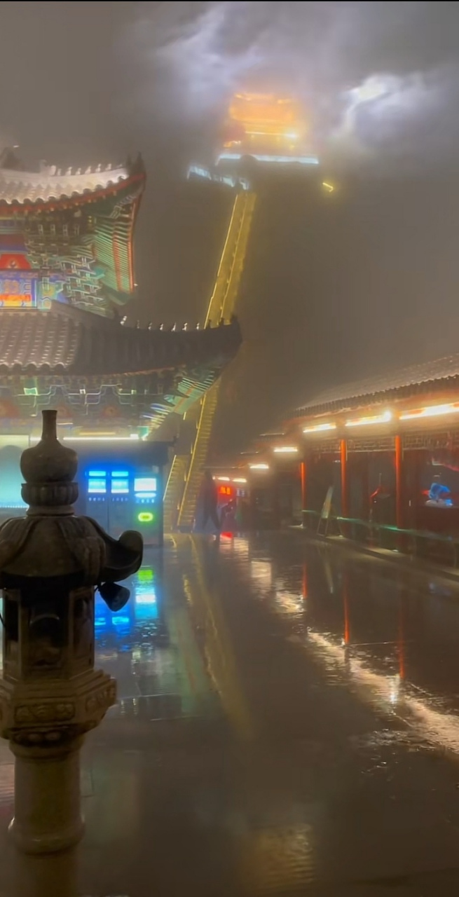 雷雨天的老君山金殿,电闪雷鸣,雷火炼殿,金殿更是金光闪闪.