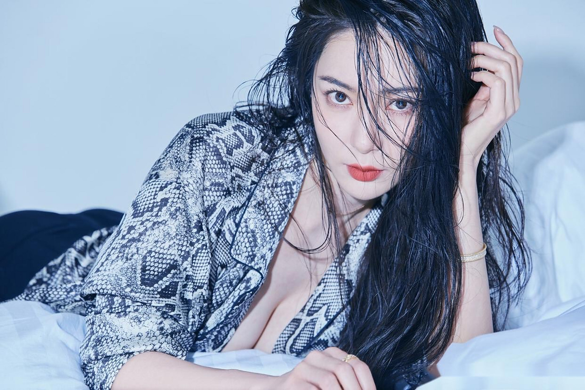 瓜圈女星写真大赏# 胡然最新写真照,把成熟,性感,美丽展现得淋漓尽致