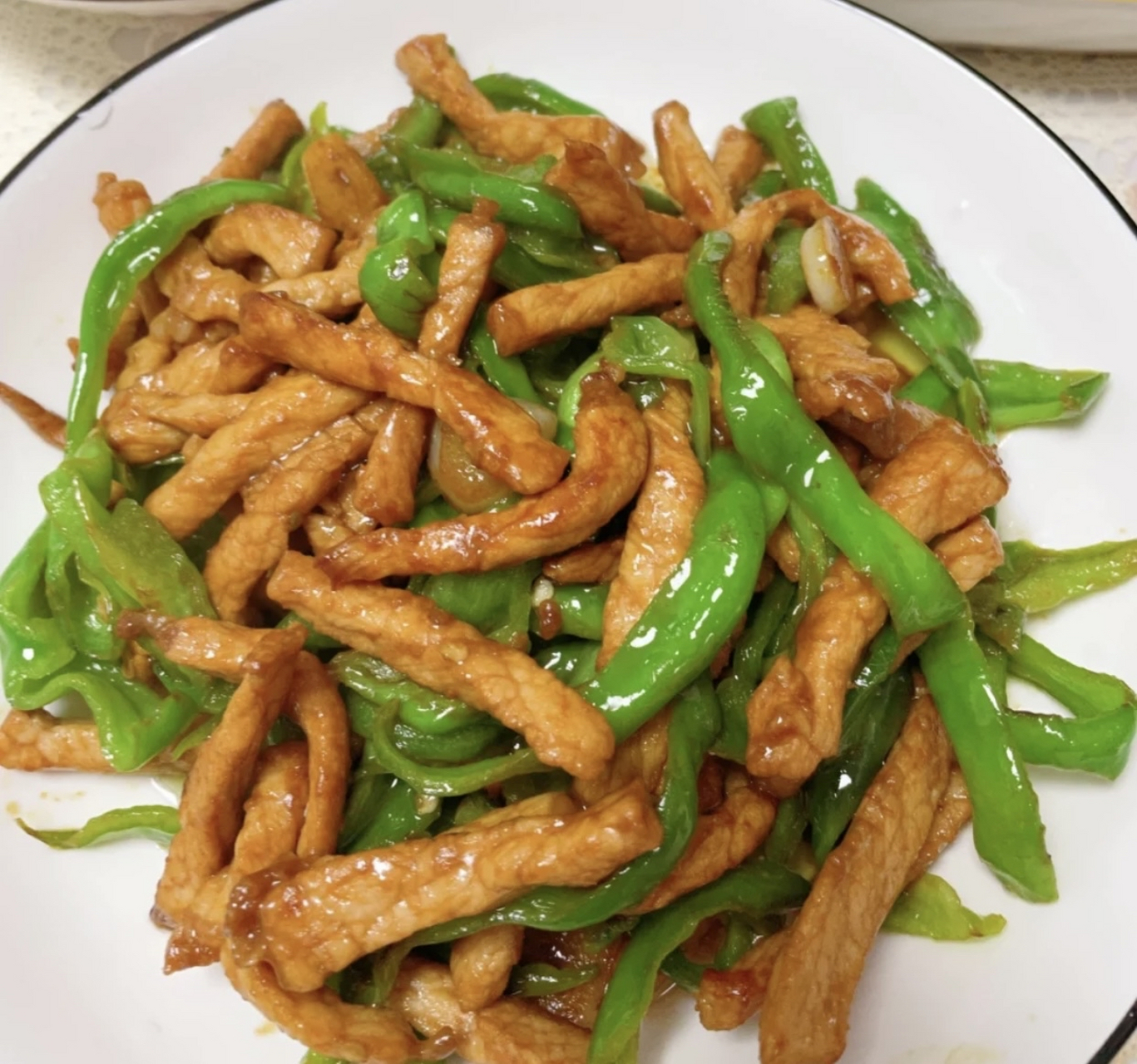 青椒炒肉的做法8915  青椒炒肉是一道家常美食,以猪肉和青椒为主