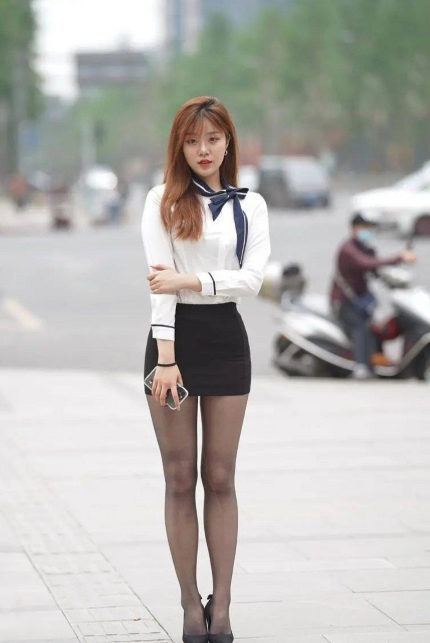 街拍青春时尚的都市丽人#日常穿搭# #时尚街拍美女