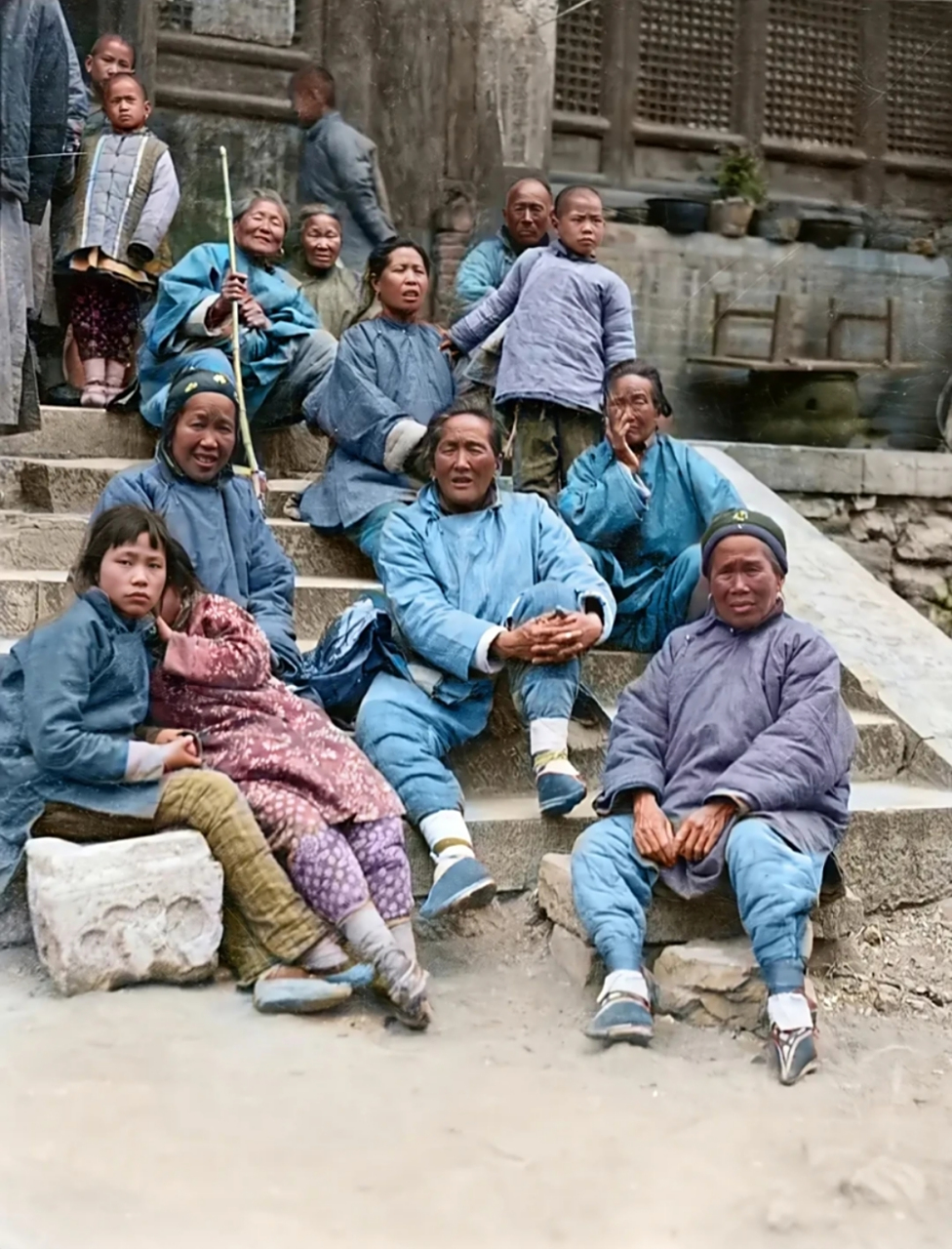 历史老照片,1919年,一群小脚老人在登泰山,拜佛祈愿!