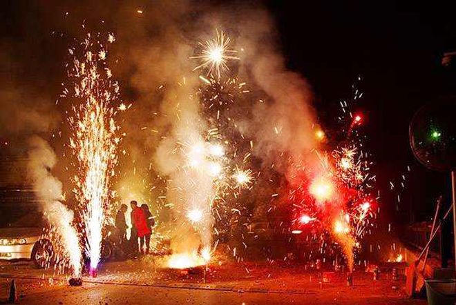 梦见在坟墓上放鞭炮是什么意思 梦见给坟墓放鞭炮