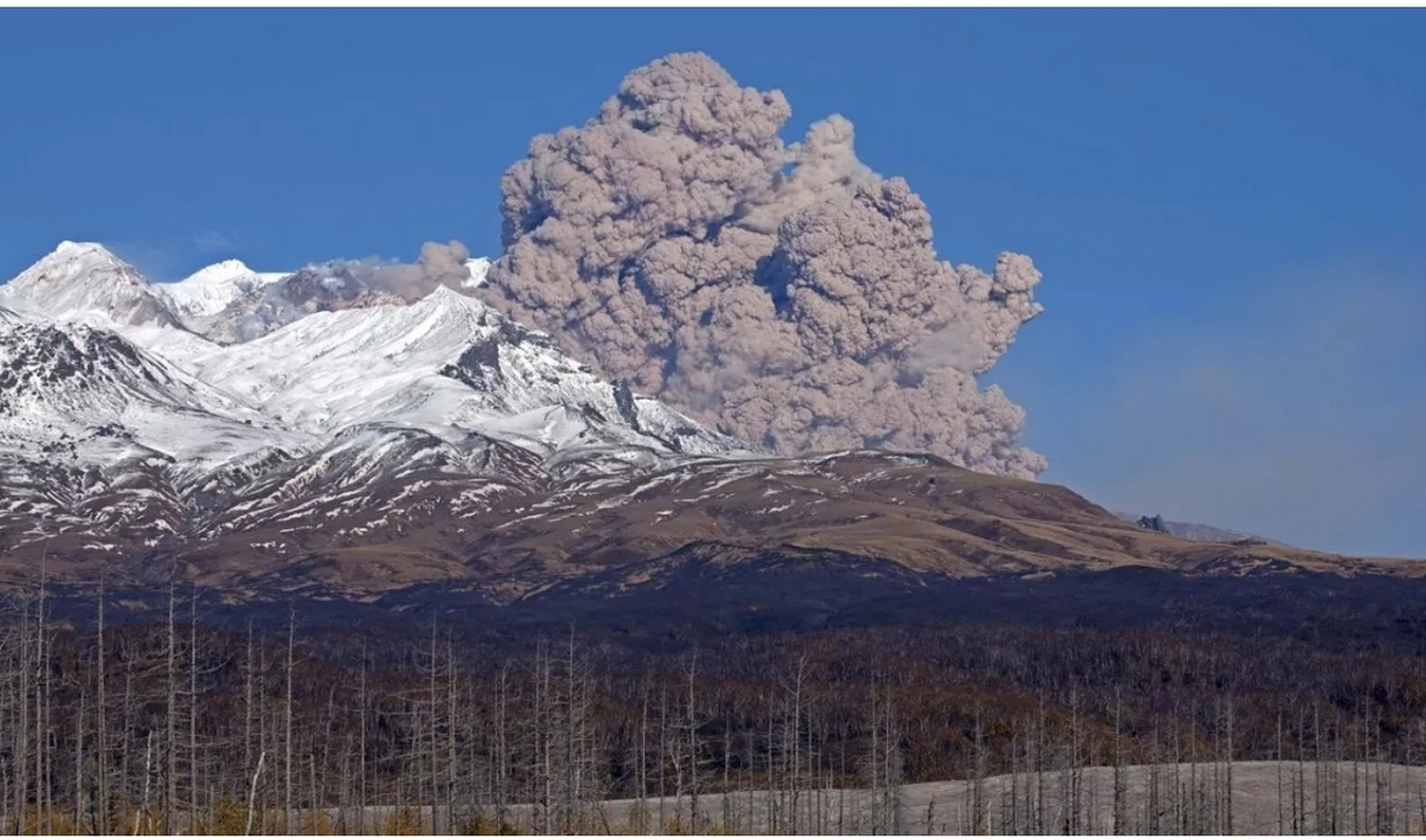 俄罗斯远东堪察加半岛希韦卢奇火山开始喷发,向天空喷出高达20公里的