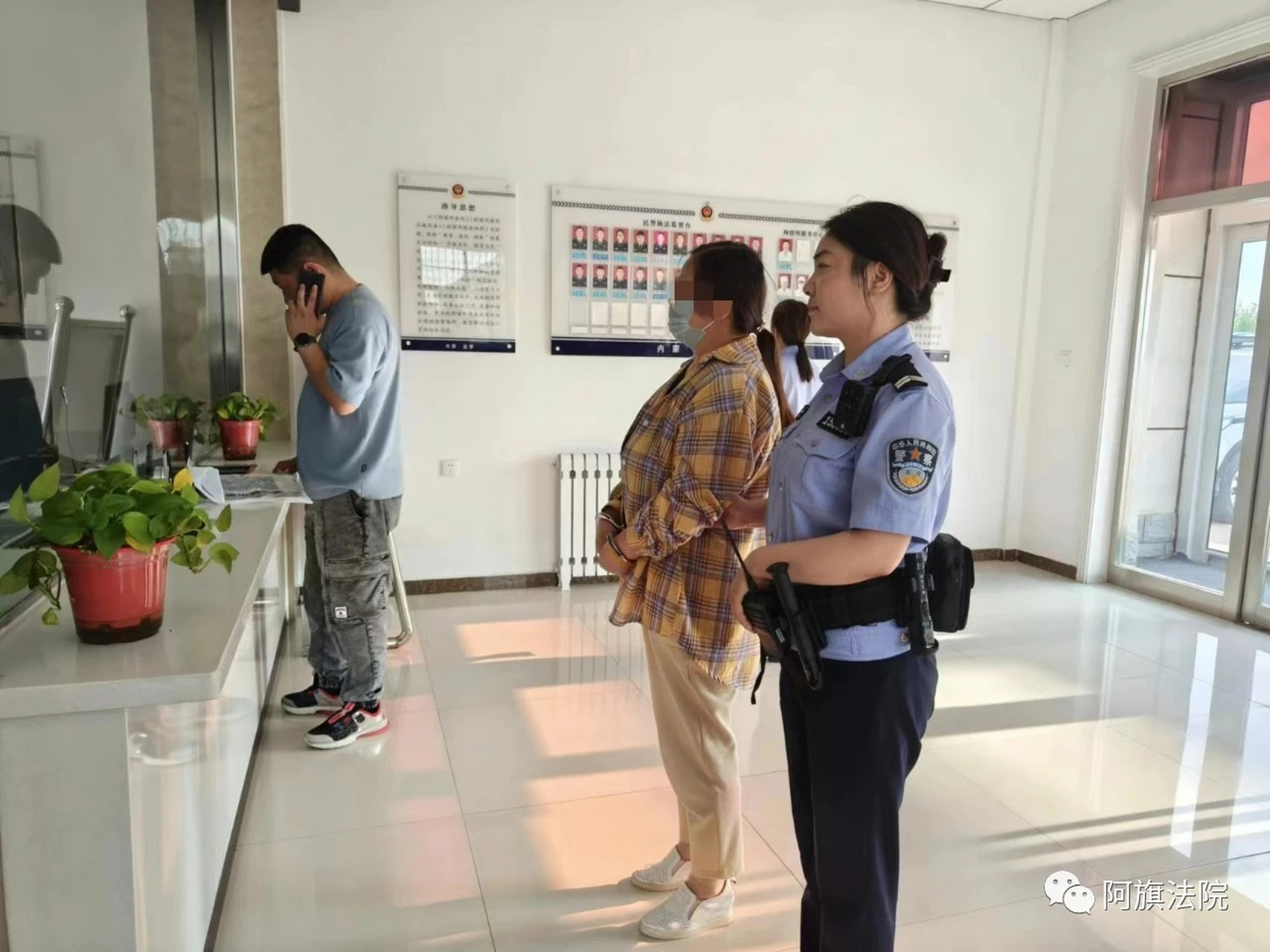 妨碍法院执行公务,拘留十五天,罚款一万元,代价是相当高的,这种普法