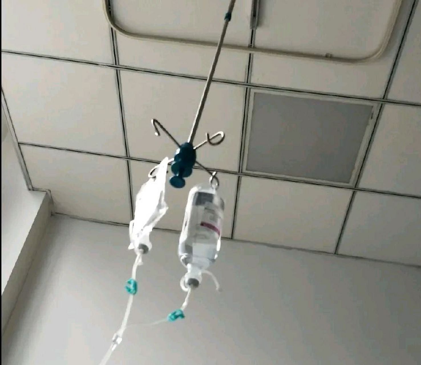 有一男一女在医院输液,男对女说,我陪你输液的事情,千万别让人家知道