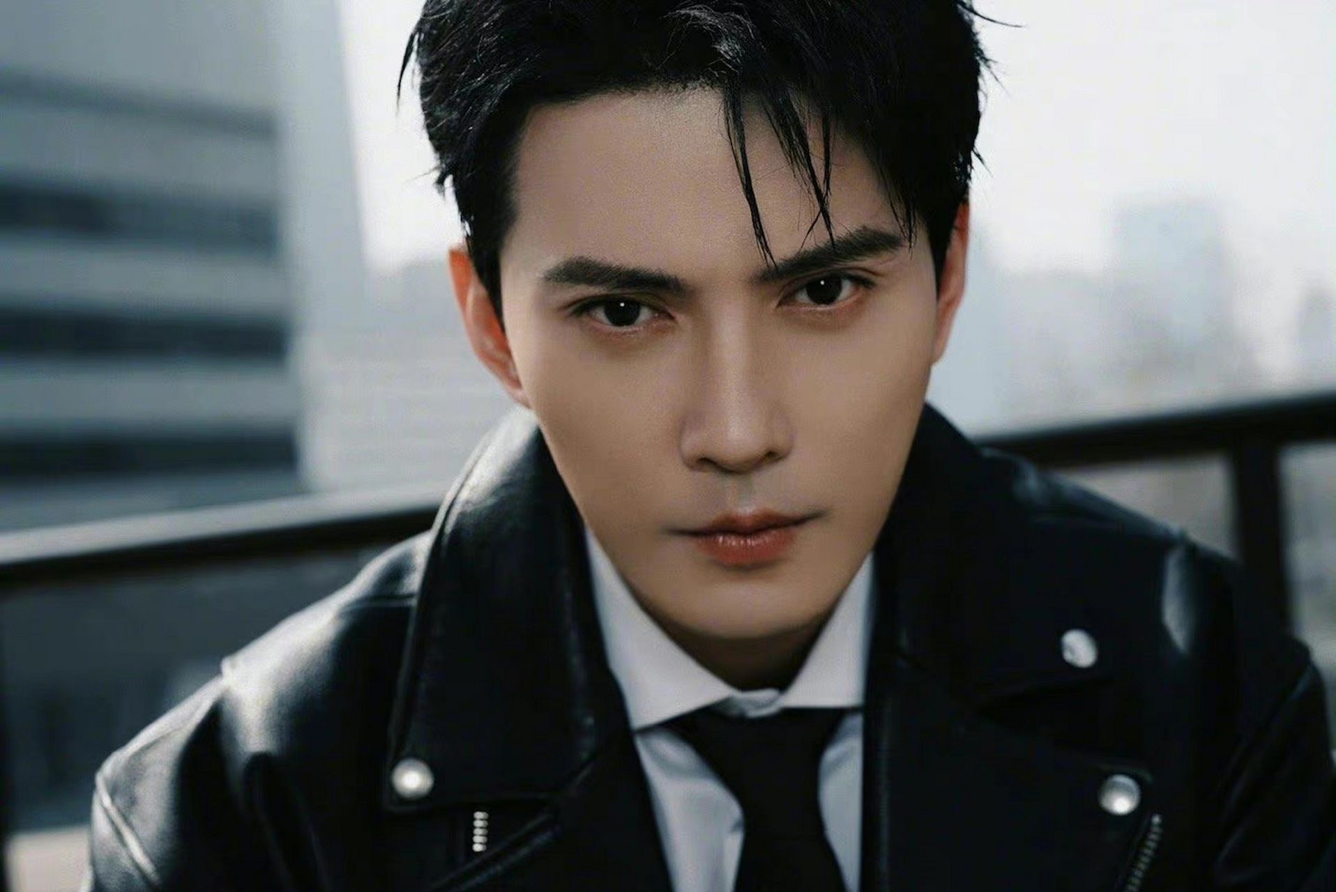 徐正溪现代装更加英气