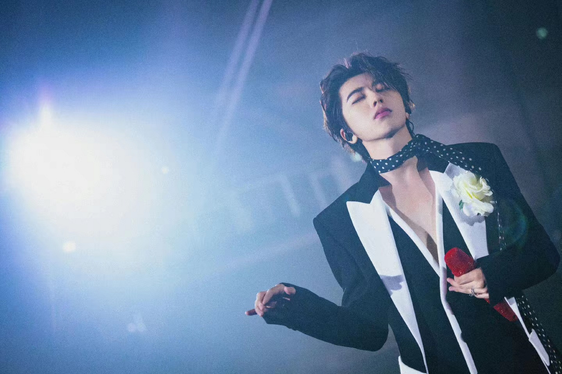 蔡徐坤泰国演唱会# 蓝玫瑰点亮曼谷的夜,感谢又一次的遇见,下一站