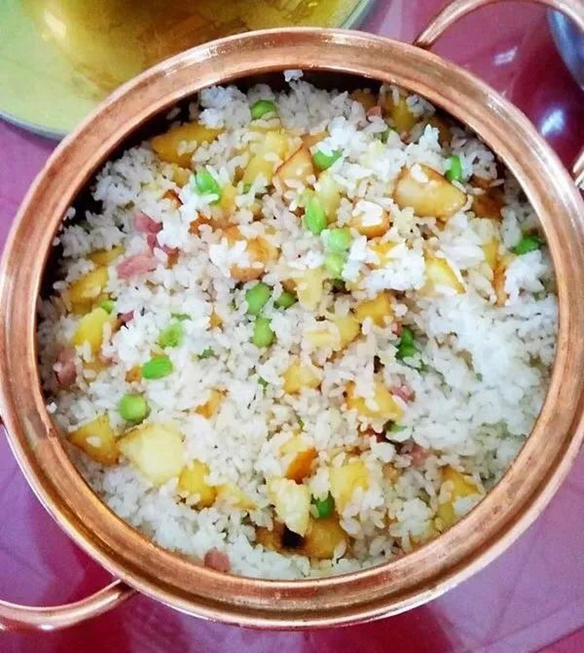 铜锅洋芋饭有吃过的吗?到云南旅游的朋友可以尝试一下,真心不错