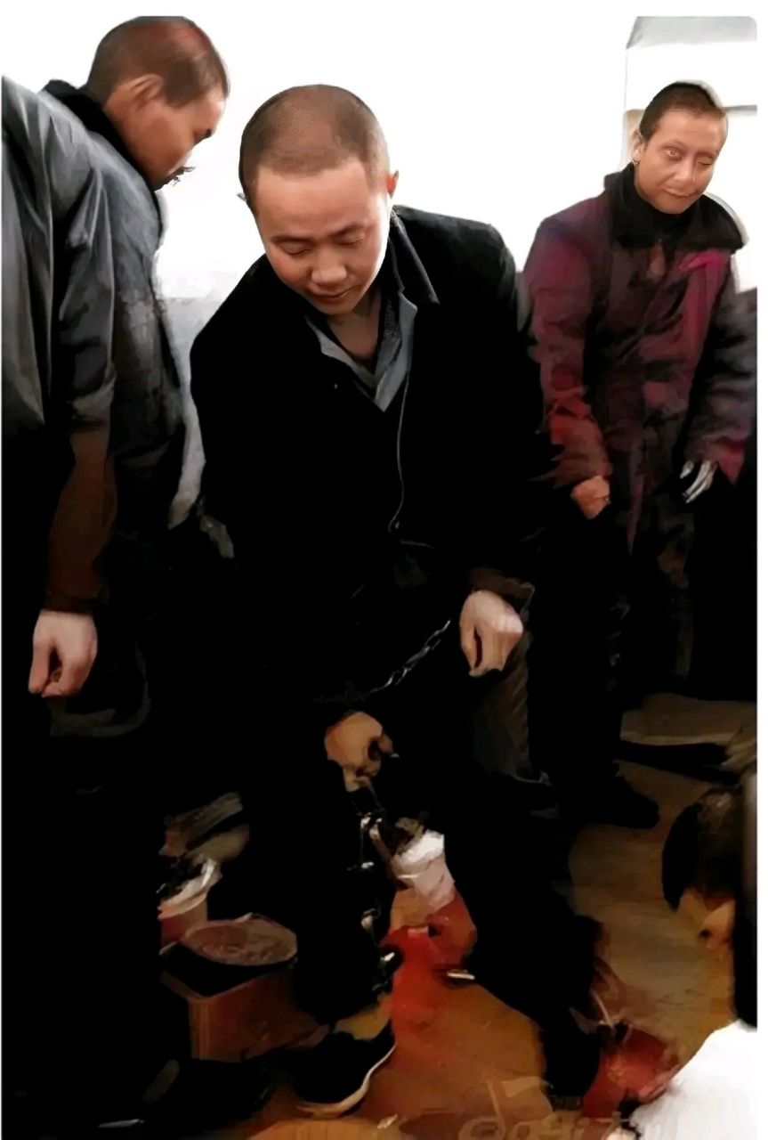 2005年,合肥市第一看守所,死刑犯黄镇即将被押赴刑场前,留下的最后一